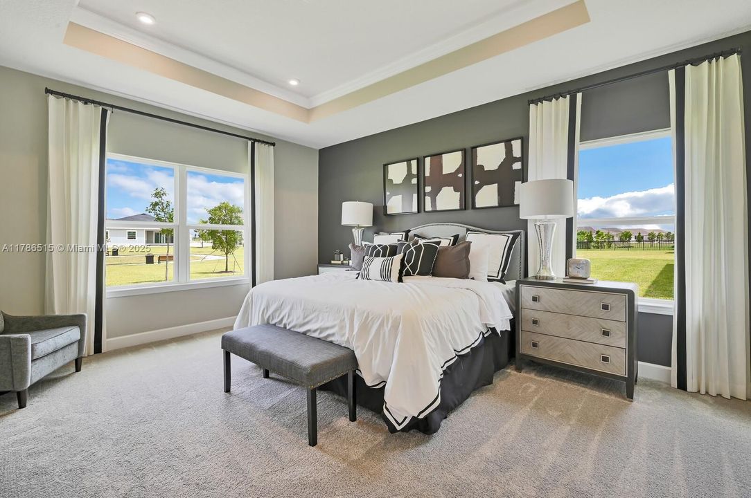 合同活跃: $659,500 (4 贝兹, 3 浴室, 2555 平方英尺)