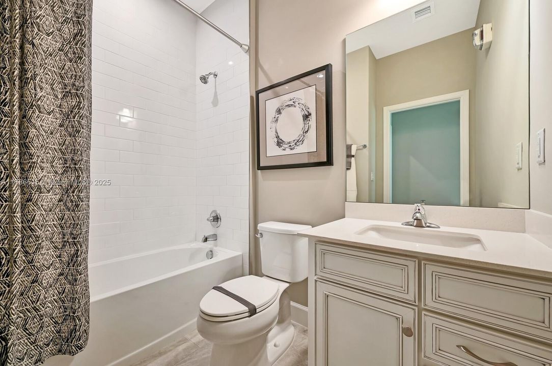 合同活跃: $659,500 (4 贝兹, 3 浴室, 2555 平方英尺)