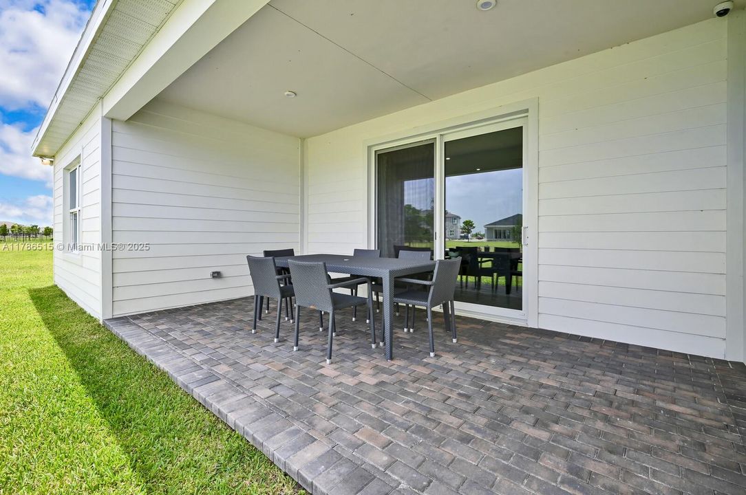 合同活跃: $659,500 (4 贝兹, 3 浴室, 2555 平方英尺)