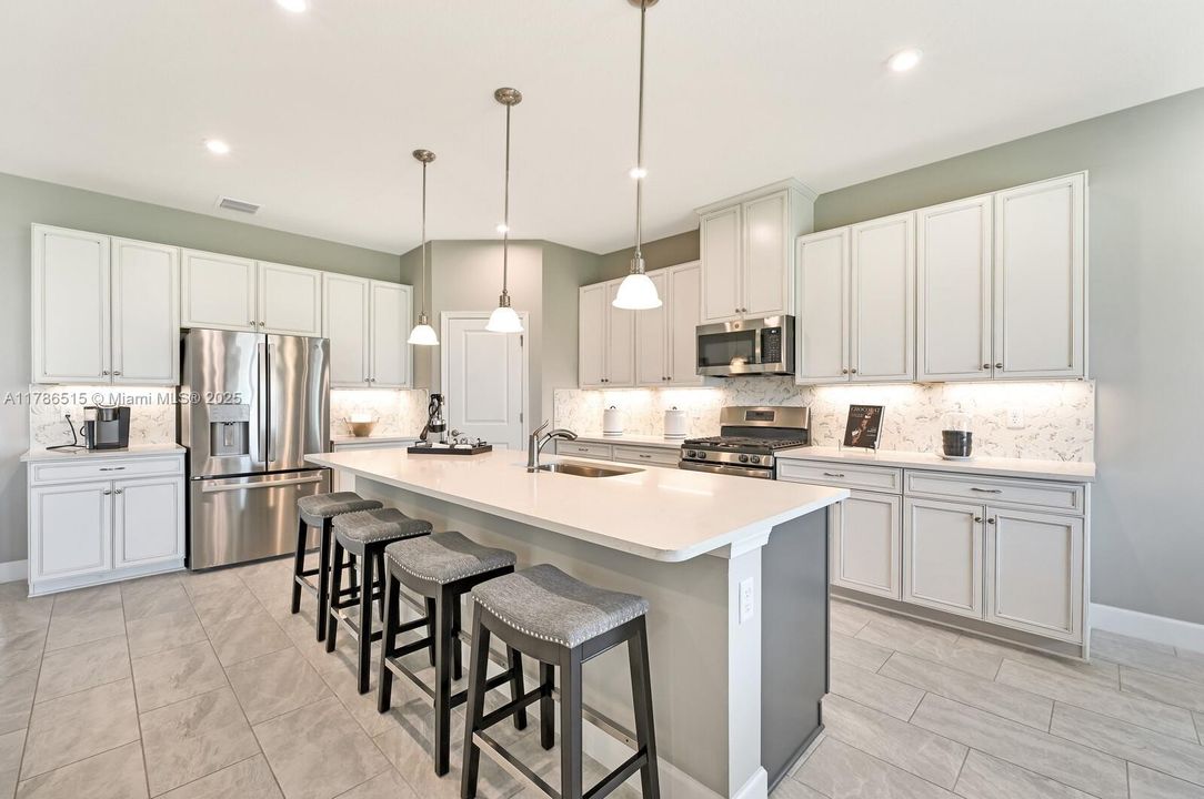 合同活跃: $659,500 (4 贝兹, 3 浴室, 2555 平方英尺)