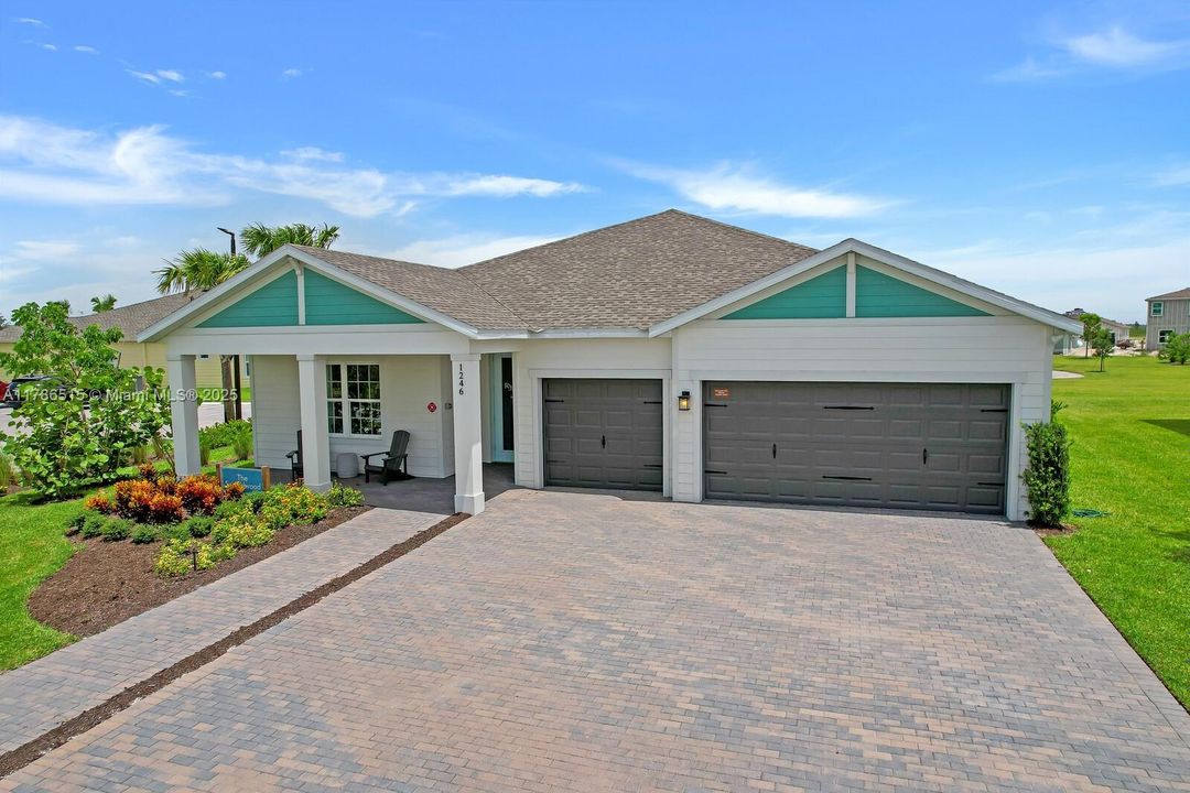 合同活跃: $659,500 (4 贝兹, 3 浴室, 2555 平方英尺)