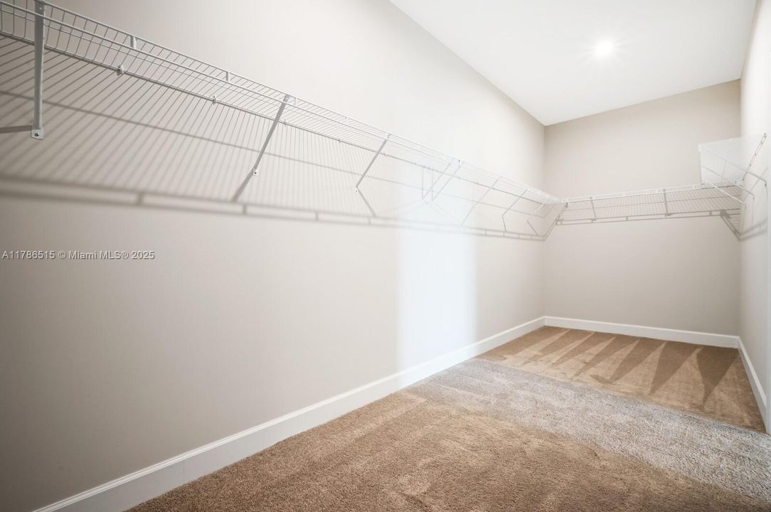 合同活跃: $659,500 (4 贝兹, 3 浴室, 2555 平方英尺)