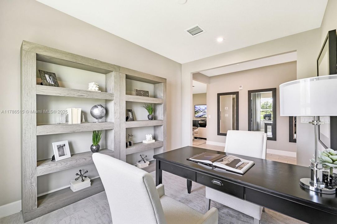 合同活跃: $659,500 (4 贝兹, 3 浴室, 2555 平方英尺)