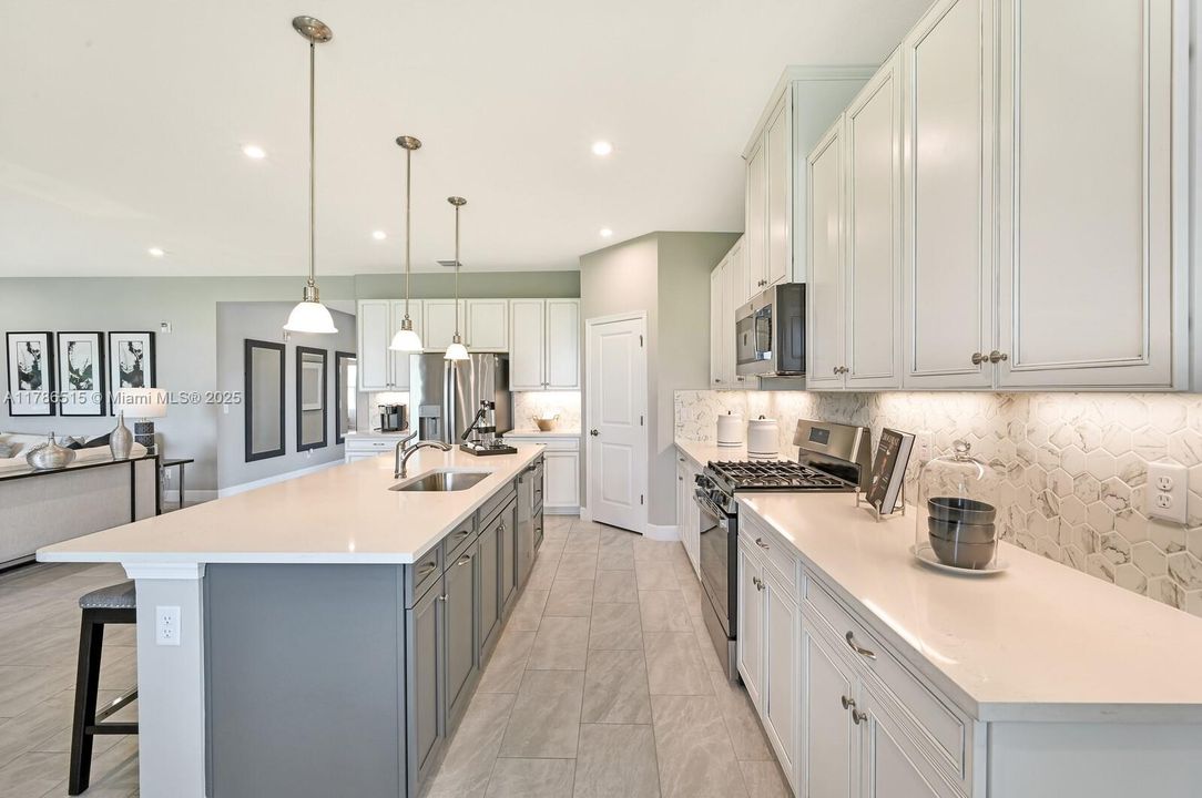 合同活跃: $659,500 (4 贝兹, 3 浴室, 2555 平方英尺)