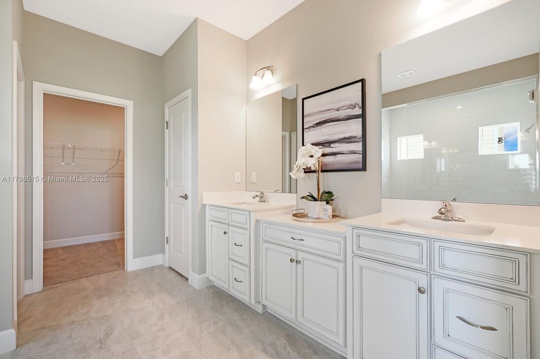 合同活跃: $659,500 (4 贝兹, 3 浴室, 2555 平方英尺)