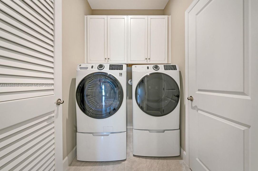 合同活跃: $659,500 (4 贝兹, 3 浴室, 2555 平方英尺)