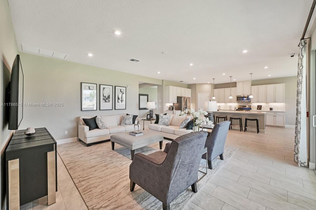 合同活跃: $659,500 (4 贝兹, 3 浴室, 2555 平方英尺)