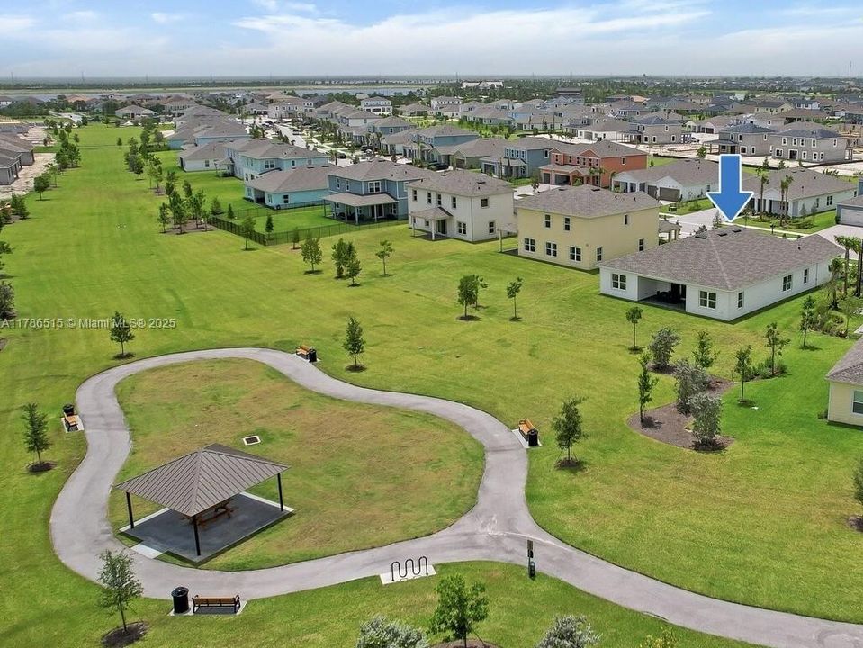 合同活跃: $659,500 (4 贝兹, 3 浴室, 2555 平方英尺)