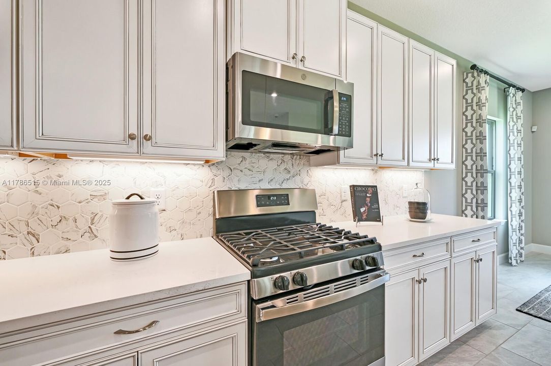 合同活跃: $659,500 (4 贝兹, 3 浴室, 2555 平方英尺)