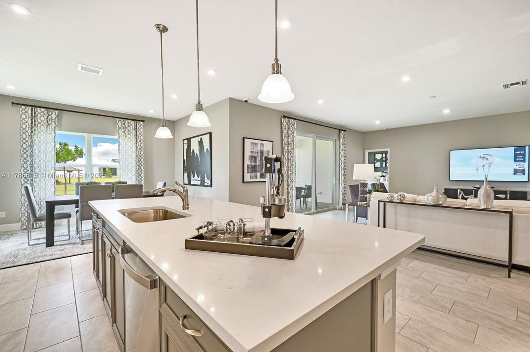 合同活跃: $659,500 (4 贝兹, 3 浴室, 2555 平方英尺)