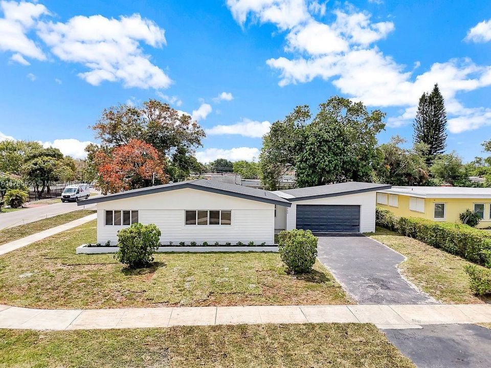 Recently Sold: $629,900 (4 beds, 2 baths, 1402 Square Feet)