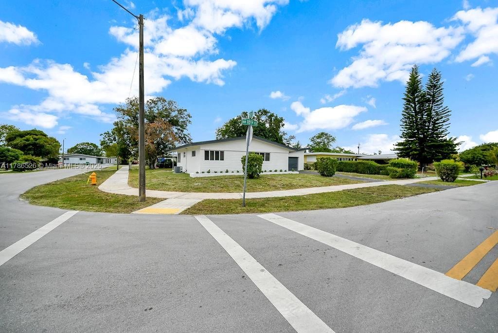 Recently Sold: $629,900 (4 beds, 2 baths, 1402 Square Feet)