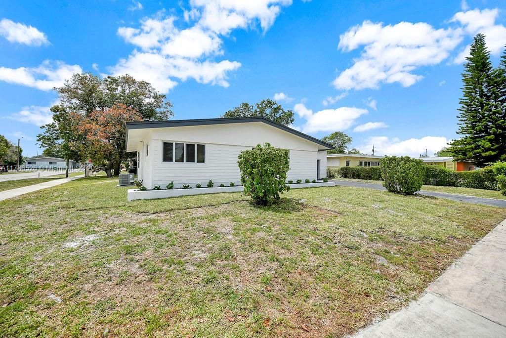 Recently Sold: $629,900 (4 beds, 2 baths, 1402 Square Feet)