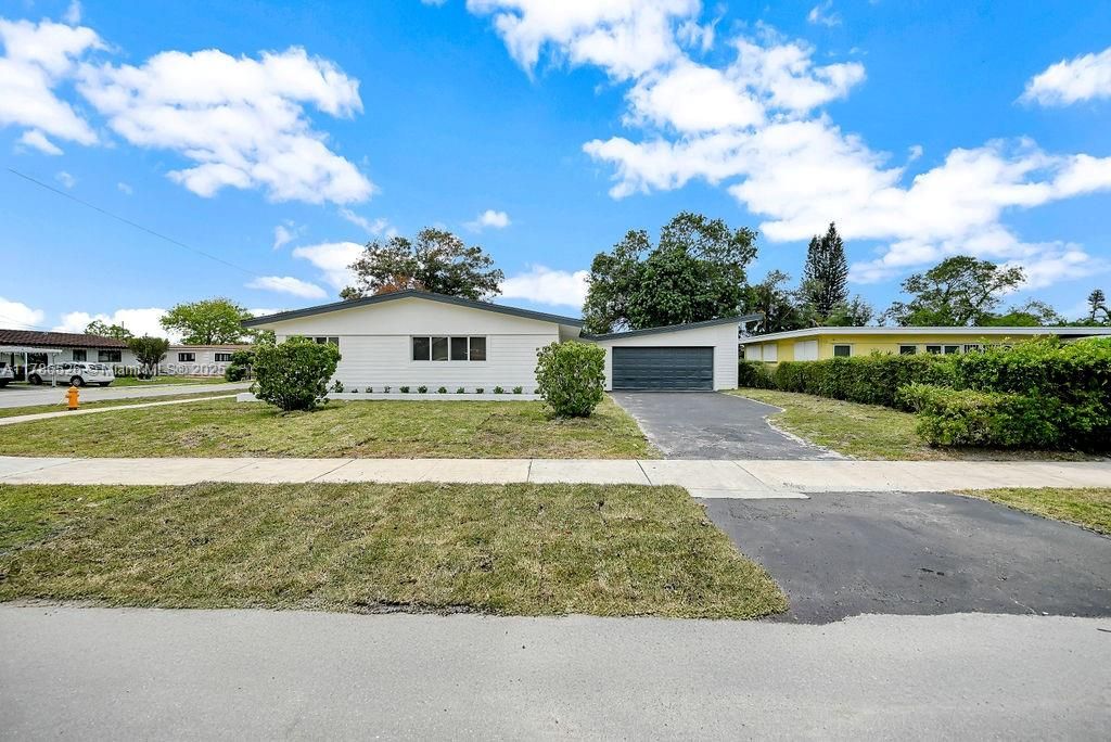 Recently Sold: $629,900 (4 beds, 2 baths, 1402 Square Feet)