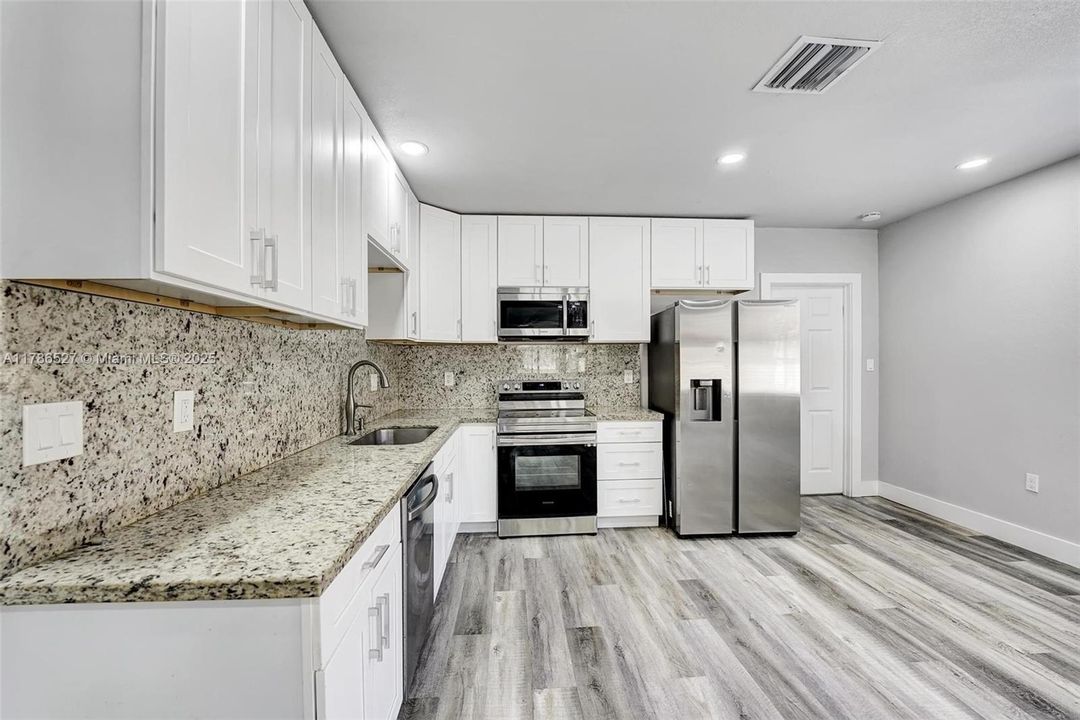 Recientemente alquilado: $3,300 (3 camas, 2 baños, 1500 Pies cuadrados)