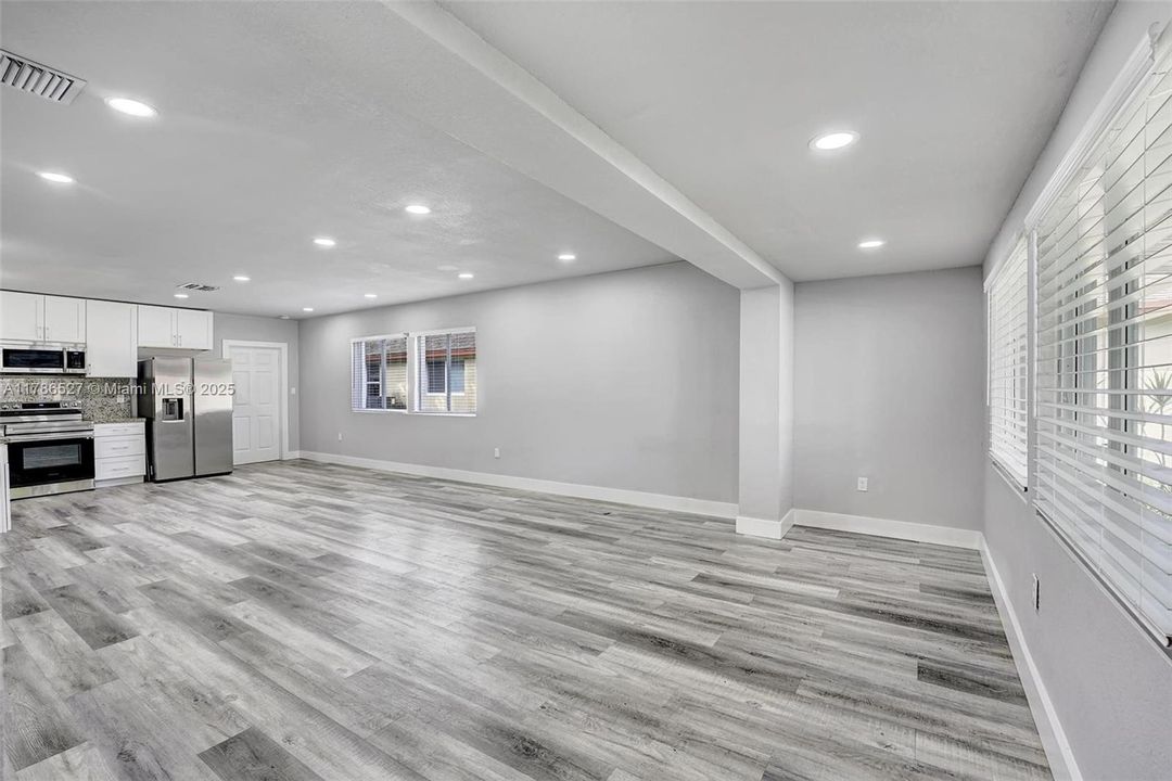 Recientemente alquilado: $3,300 (3 camas, 2 baños, 1500 Pies cuadrados)