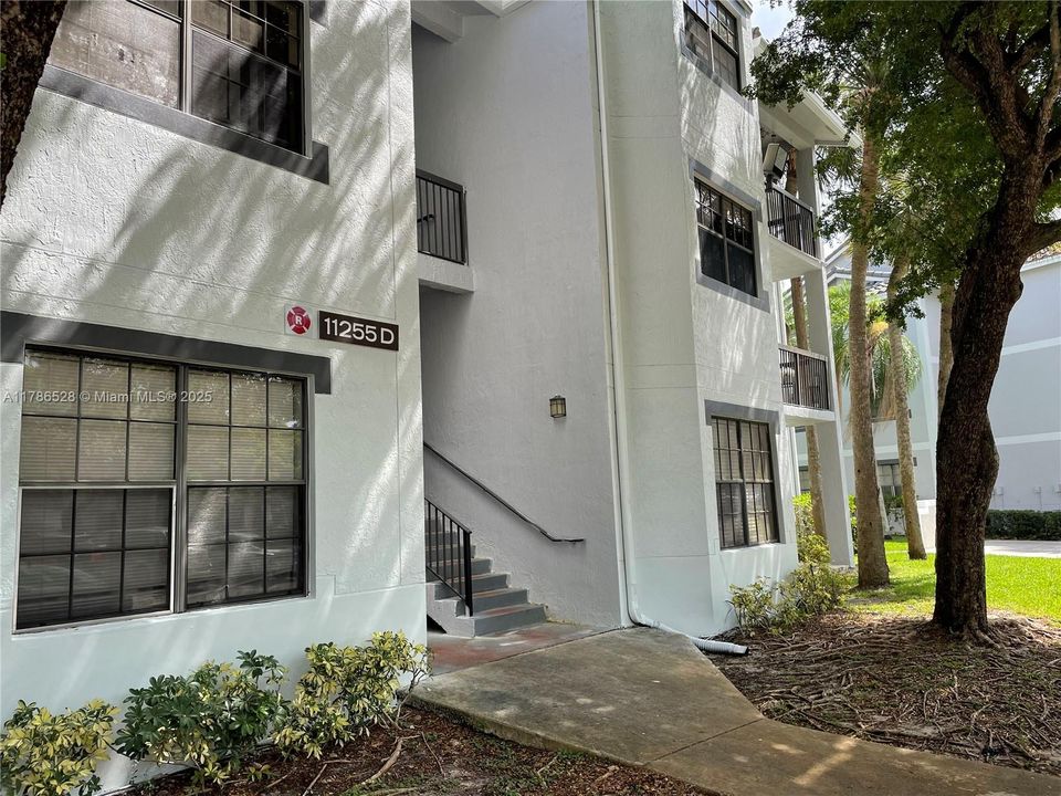 Recently Rented: $2,250 (3 beds, 2 baths, 1305 Square Feet)