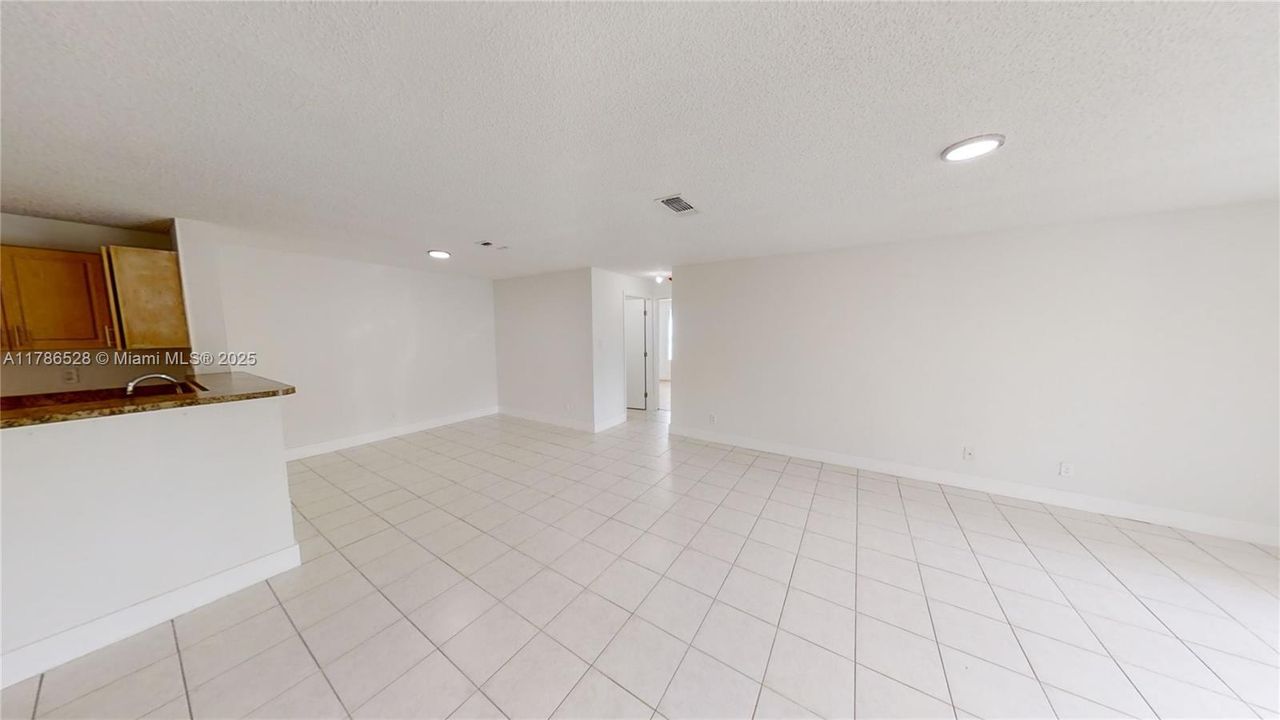 Recently Rented: $2,250 (3 beds, 2 baths, 1305 Square Feet)