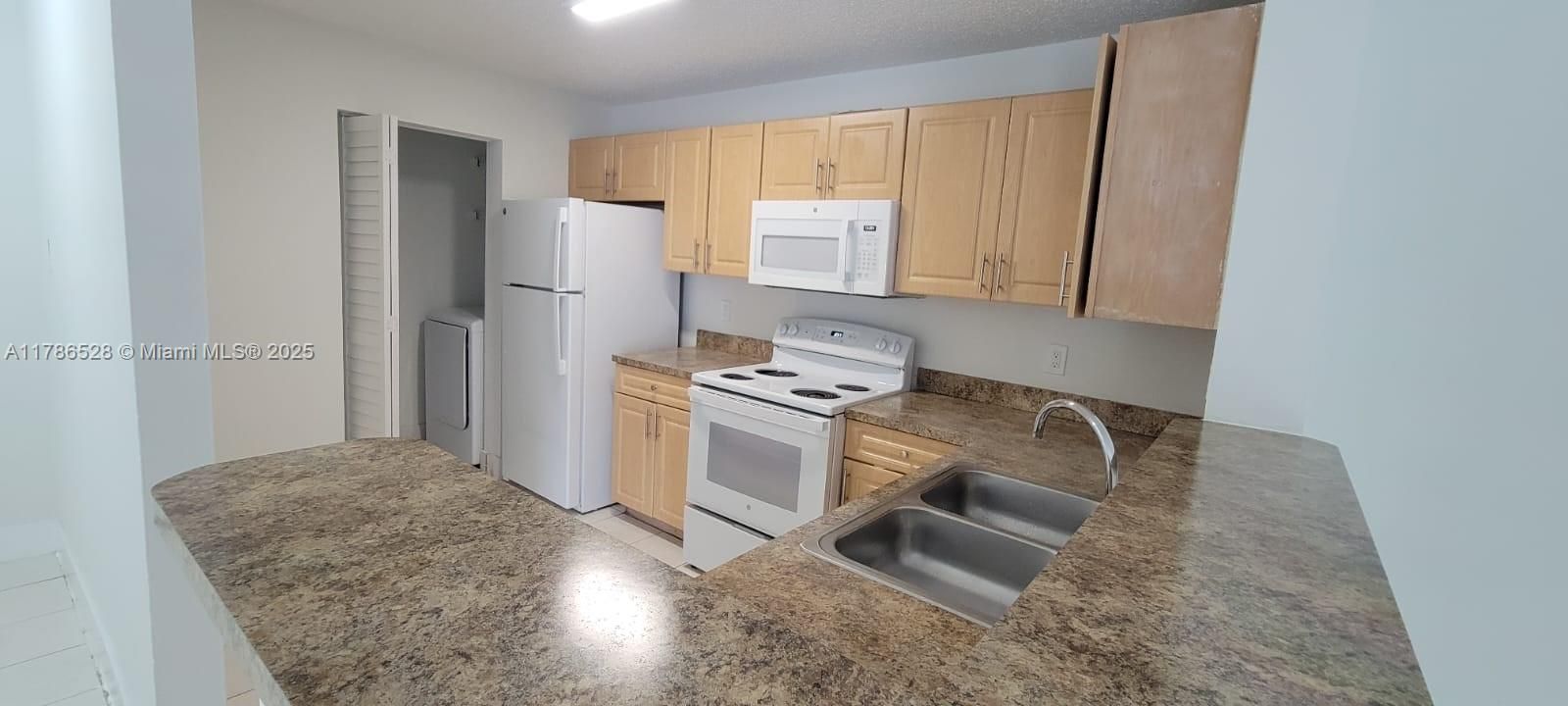 Recently Rented: $2,250 (3 beds, 2 baths, 1305 Square Feet)