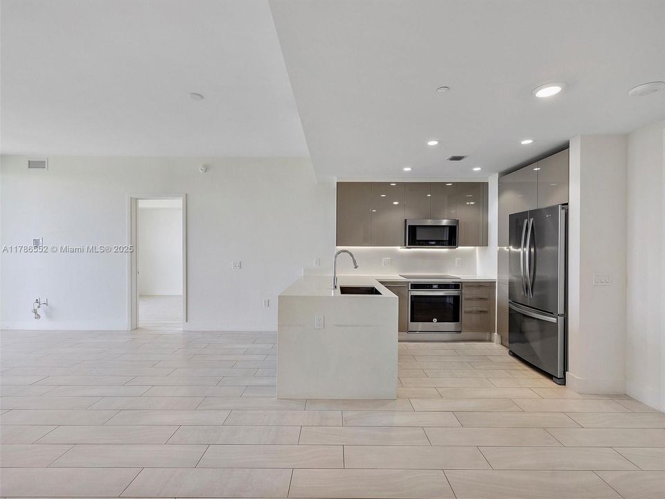 For Sale: $427,000 (2 beds, 2 baths, 1026 Square Feet)