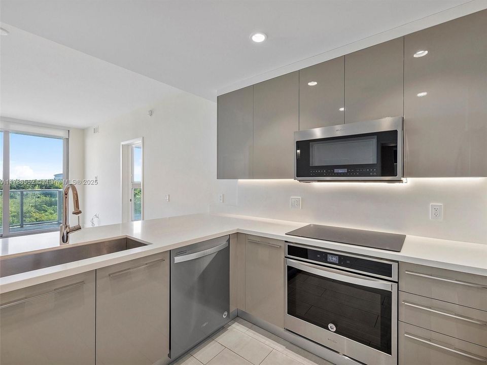 For Sale: $427,000 (2 beds, 2 baths, 1026 Square Feet)