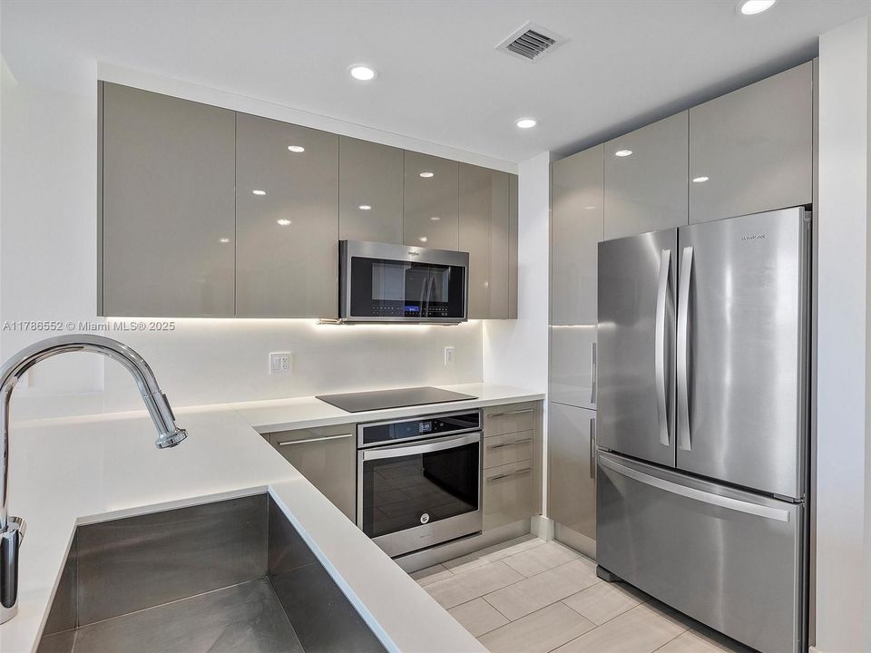 For Sale: $427,000 (2 beds, 2 baths, 1026 Square Feet)