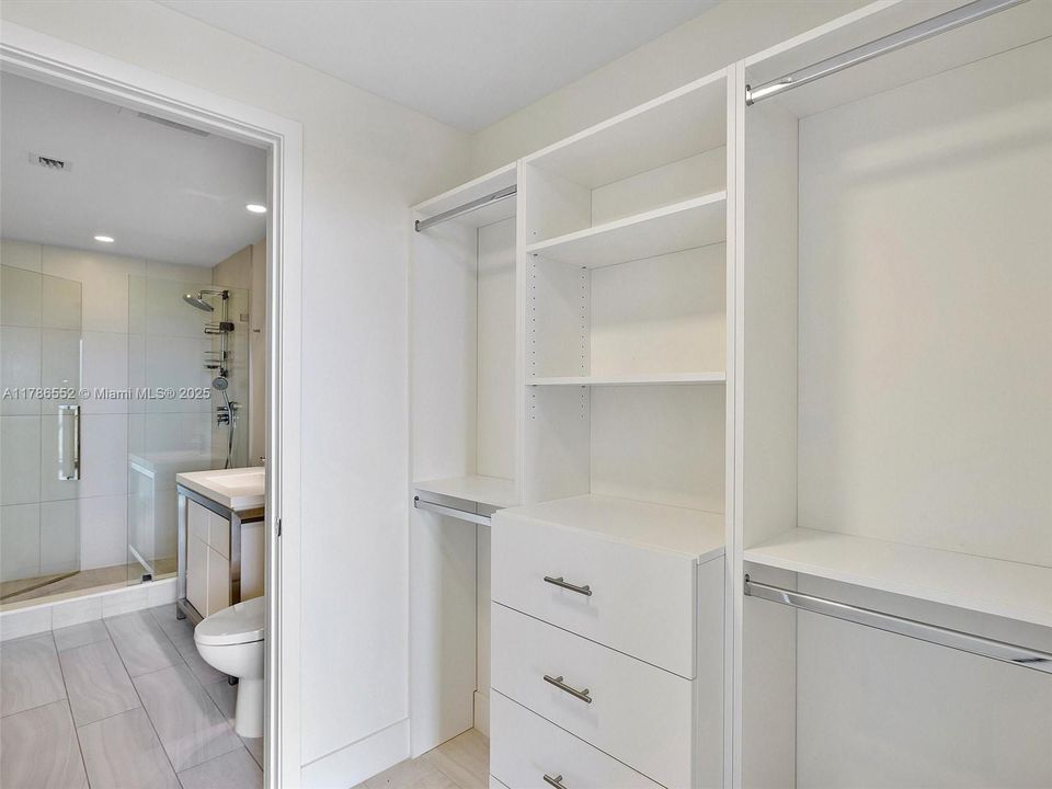 For Sale: $427,000 (2 beds, 2 baths, 1026 Square Feet)