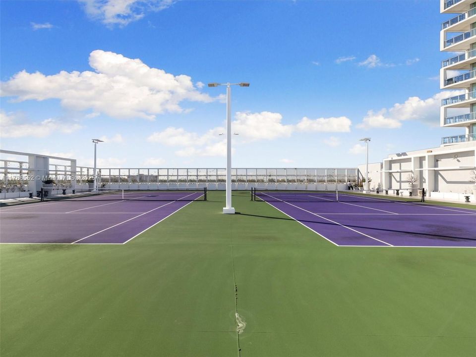 For Sale: $427,000 (2 beds, 2 baths, 1026 Square Feet)