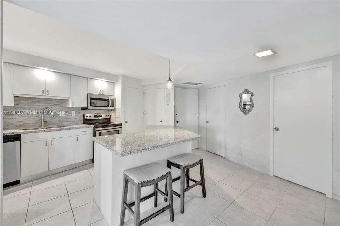 For Sale: $445,000 (2 beds, 1 baths, 1214 Square Feet)