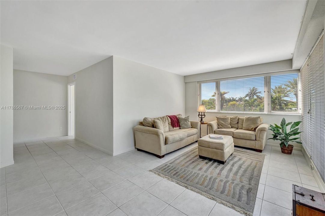 For Sale: $445,000 (2 beds, 1 baths, 1214 Square Feet)