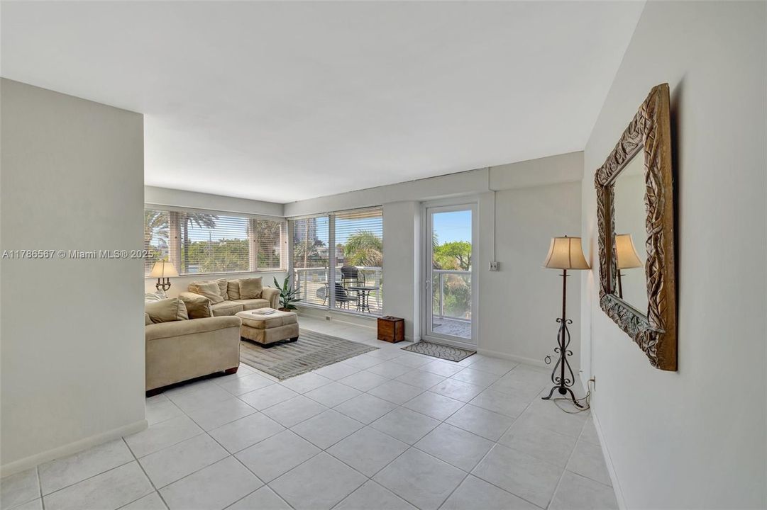 For Sale: $445,000 (2 beds, 1 baths, 1214 Square Feet)