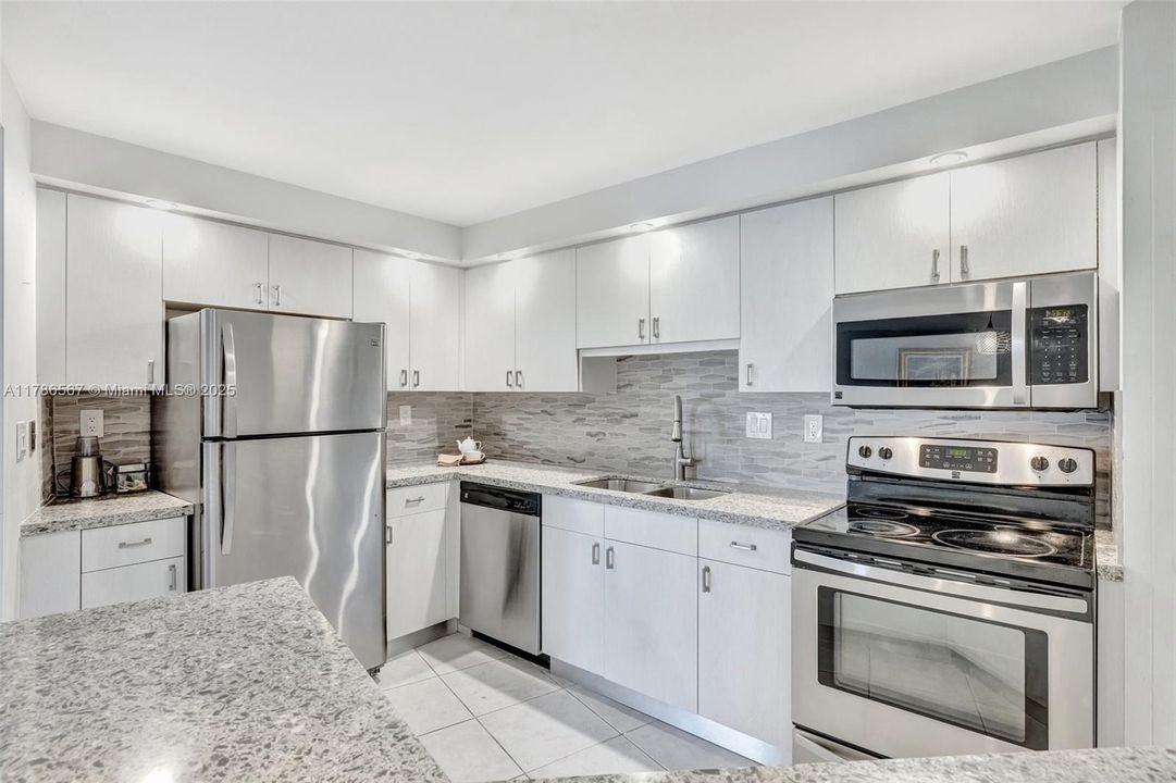 For Sale: $445,000 (2 beds, 1 baths, 1214 Square Feet)