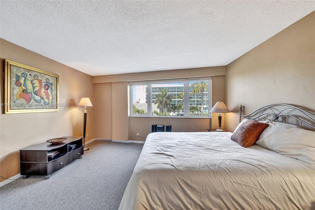 For Sale: $445,000 (2 beds, 1 baths, 1214 Square Feet)