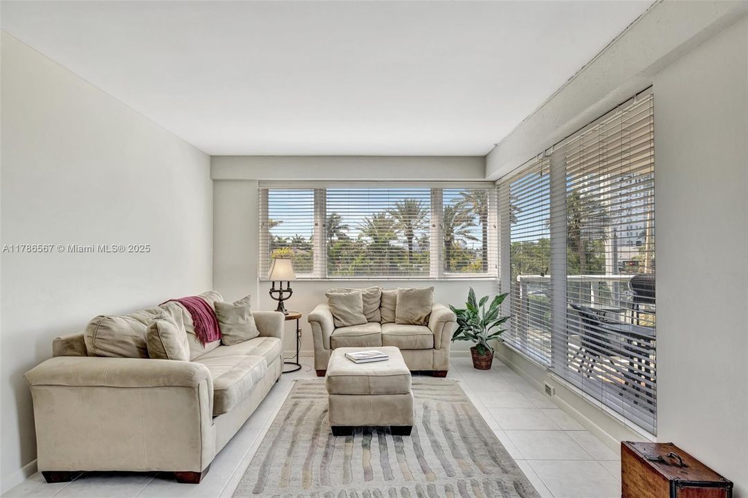 For Sale: $445,000 (2 beds, 1 baths, 1214 Square Feet)