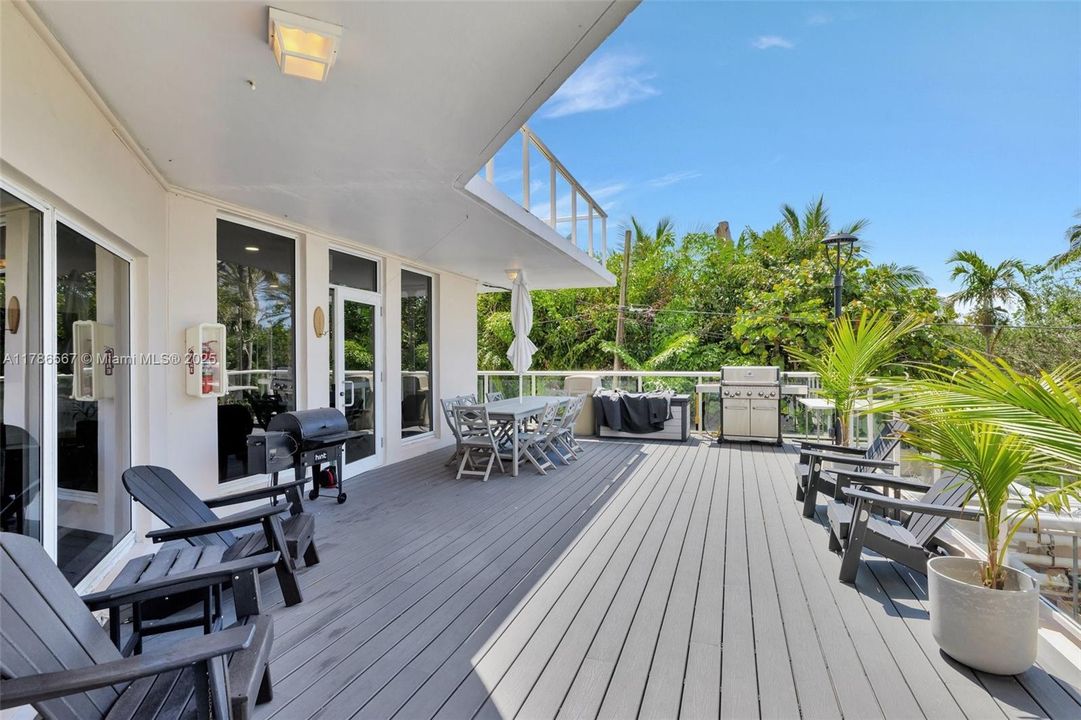 For Sale: $445,000 (2 beds, 1 baths, 1214 Square Feet)