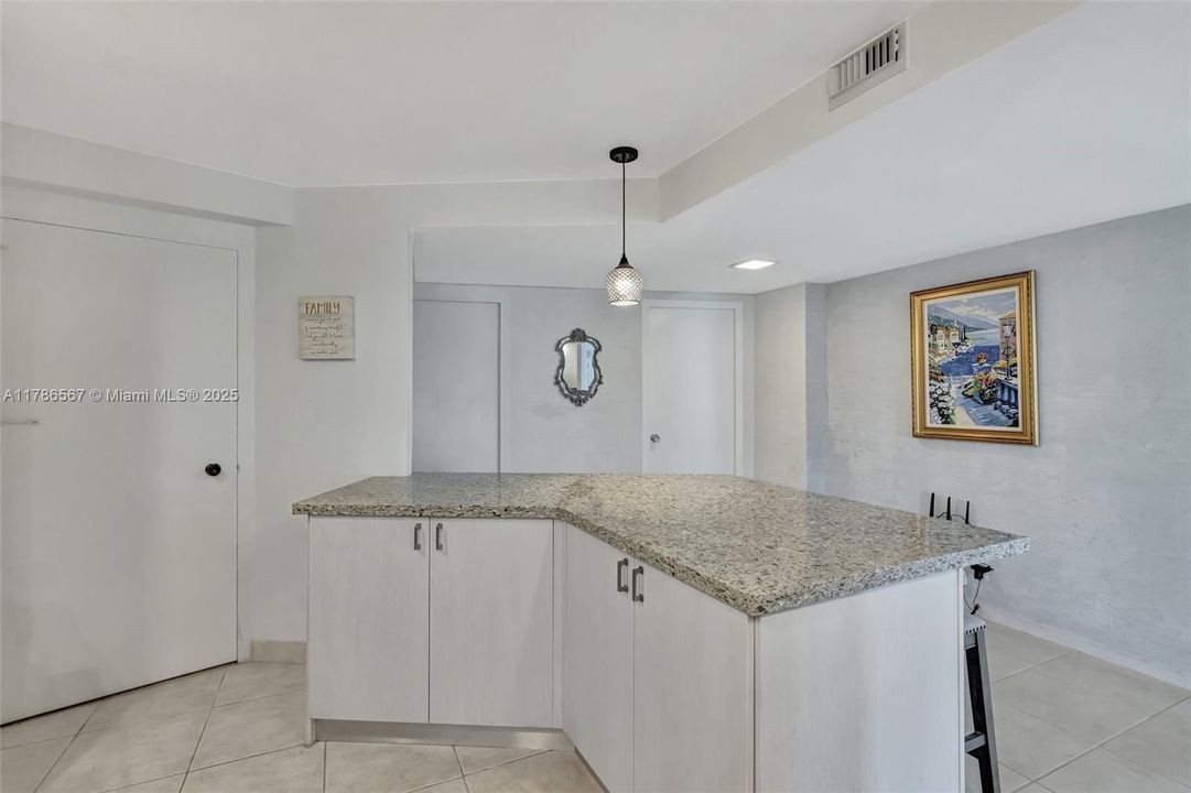 For Sale: $445,000 (2 beds, 1 baths, 1214 Square Feet)