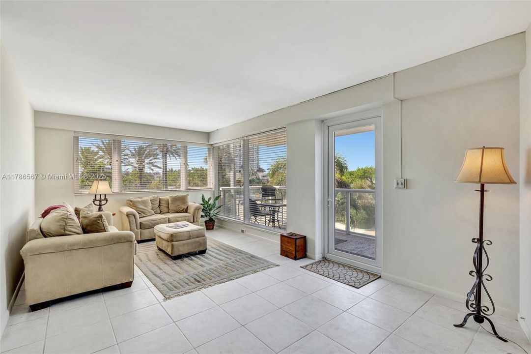 For Sale: $445,000 (2 beds, 1 baths, 1214 Square Feet)