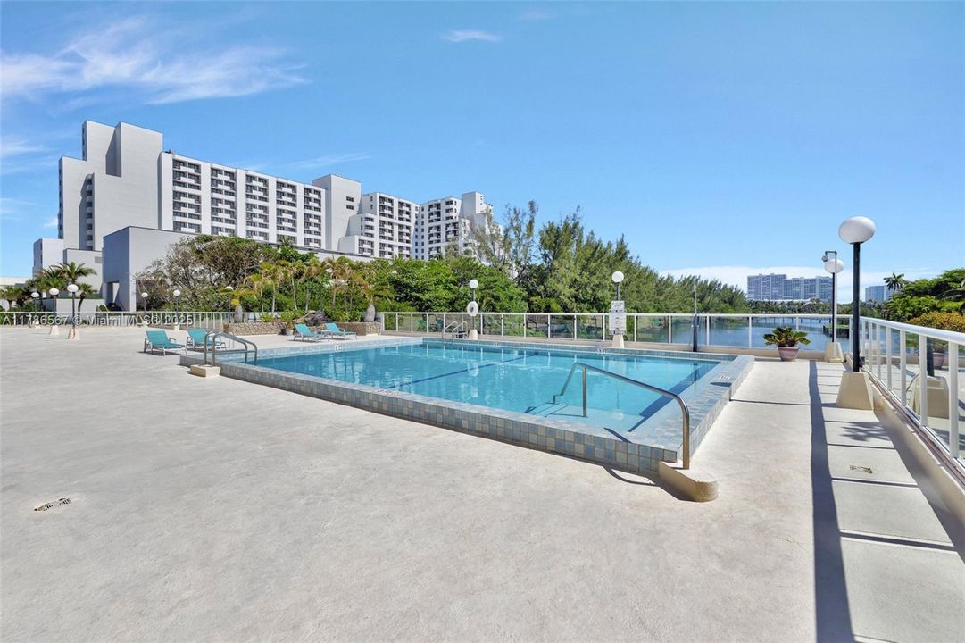 For Sale: $445,000 (2 beds, 1 baths, 1214 Square Feet)