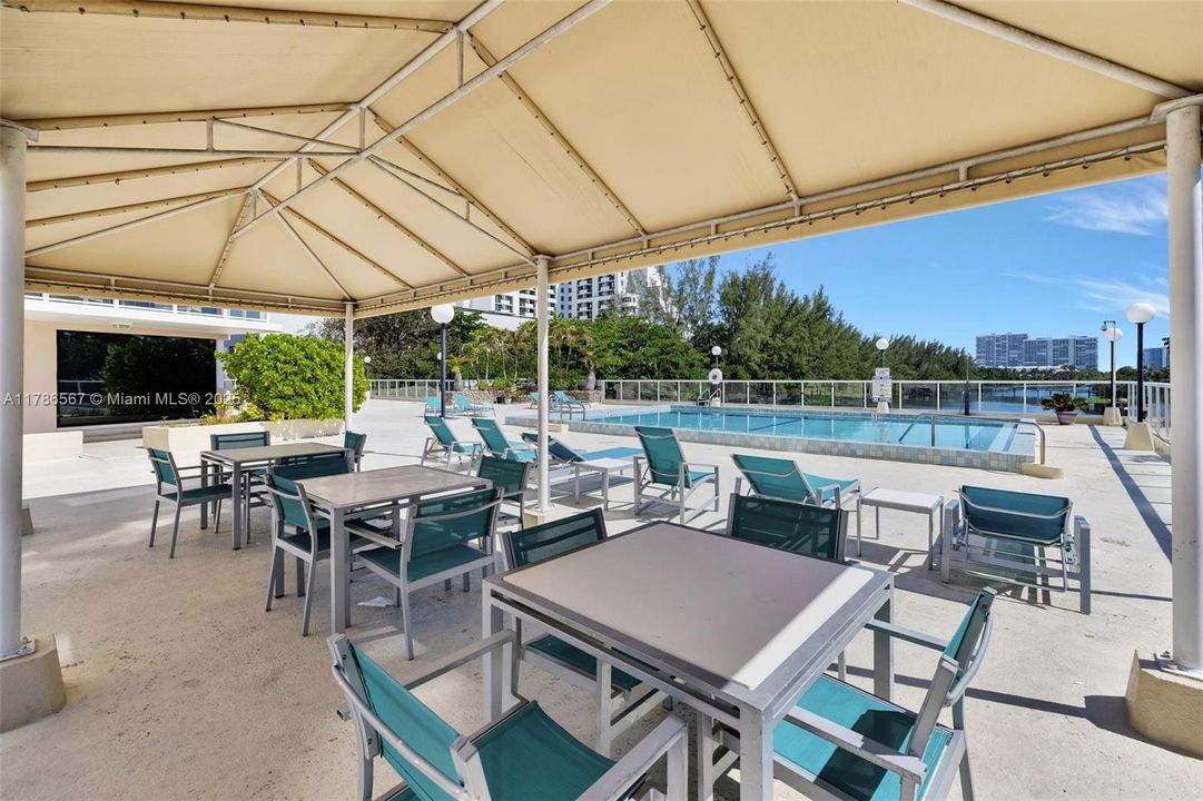 For Sale: $445,000 (2 beds, 1 baths, 1214 Square Feet)