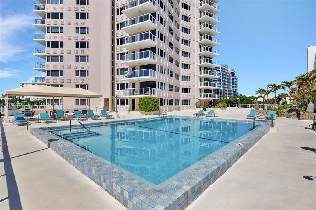 For Sale: $445,000 (2 beds, 1 baths, 1214 Square Feet)