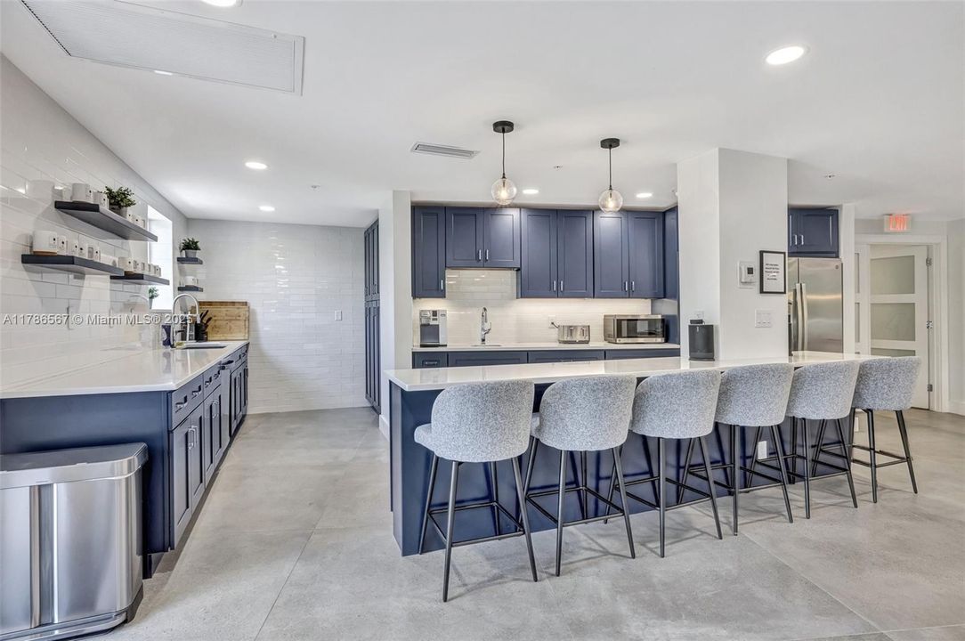 For Sale: $445,000 (2 beds, 1 baths, 1214 Square Feet)