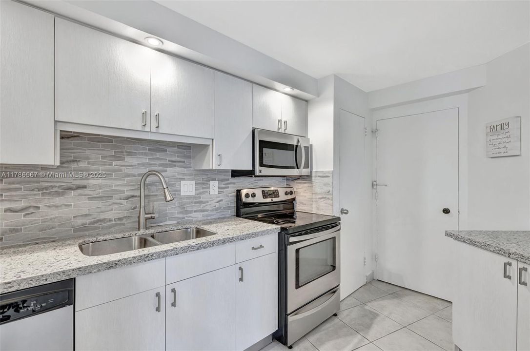 For Sale: $445,000 (2 beds, 1 baths, 1214 Square Feet)