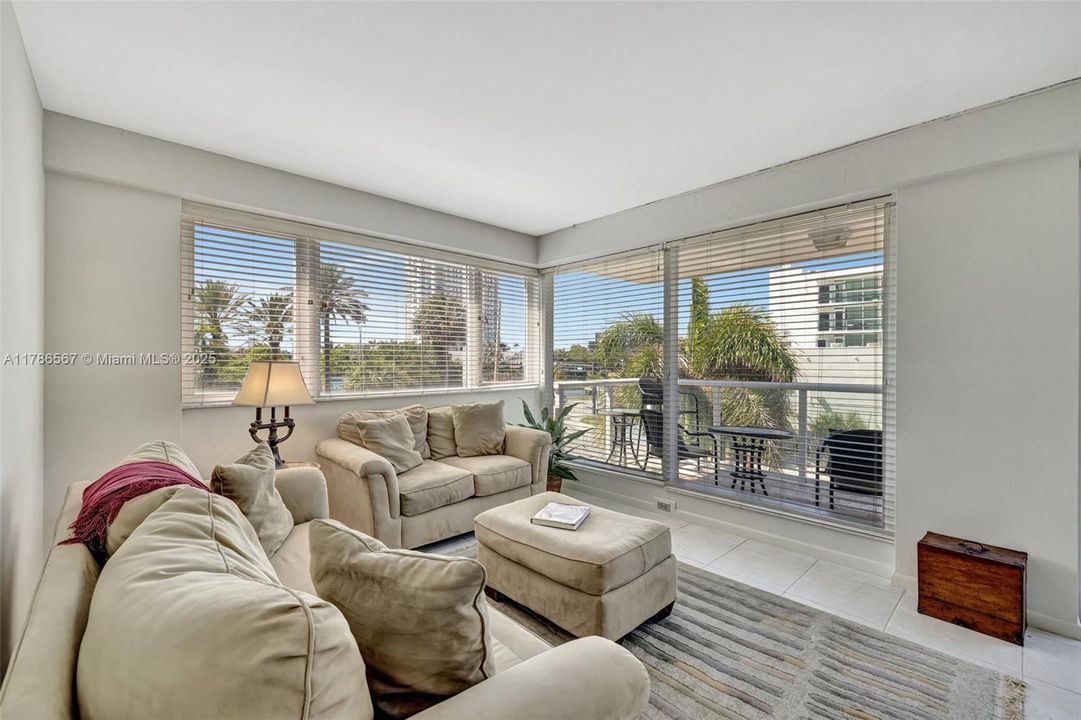 For Sale: $445,000 (2 beds, 1 baths, 1214 Square Feet)