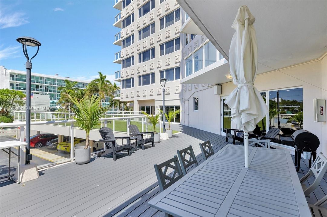 For Sale: $445,000 (2 beds, 1 baths, 1214 Square Feet)