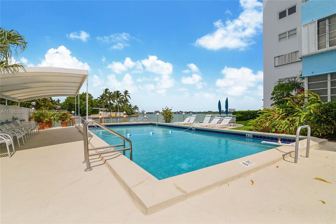 На продажу: $575,000 (2 спален, 2 ванн, 980 Квадратных фут)