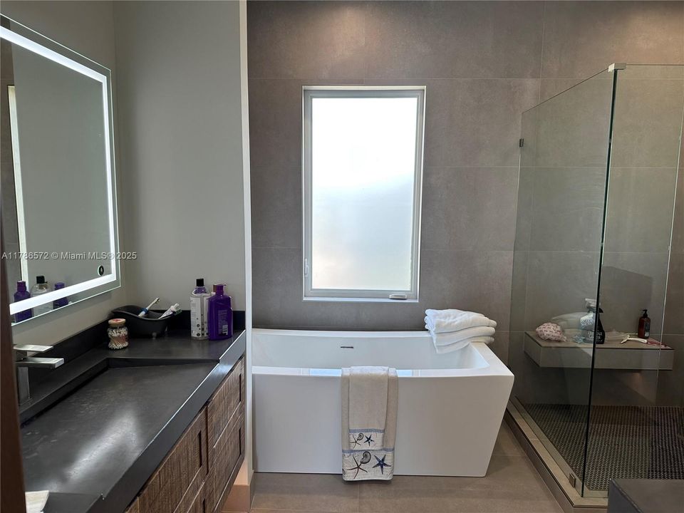 Recently Rented: $16,000 (5 beds, 4 baths, 3175 Square Feet)