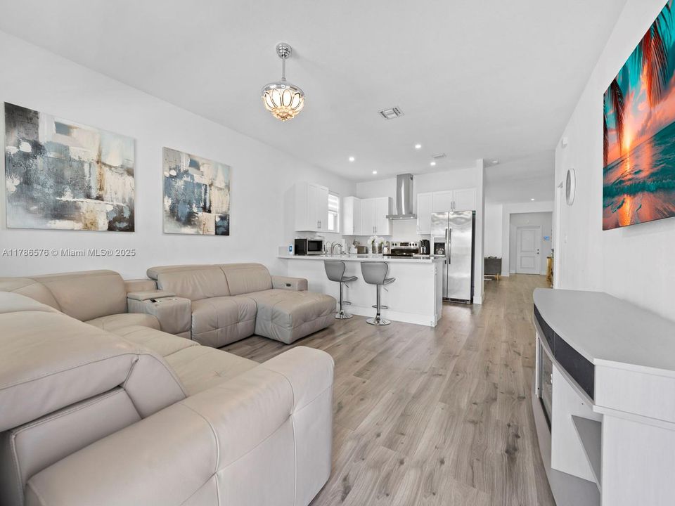 Vendido Recientemente: $670,000 (3 camas, 3 baños, 1870 Pies cuadrados)