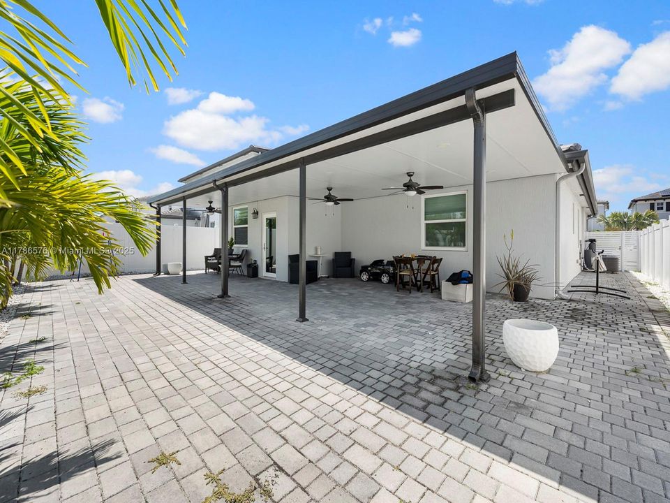 Vendido Recientemente: $670,000 (3 camas, 3 baños, 1870 Pies cuadrados)