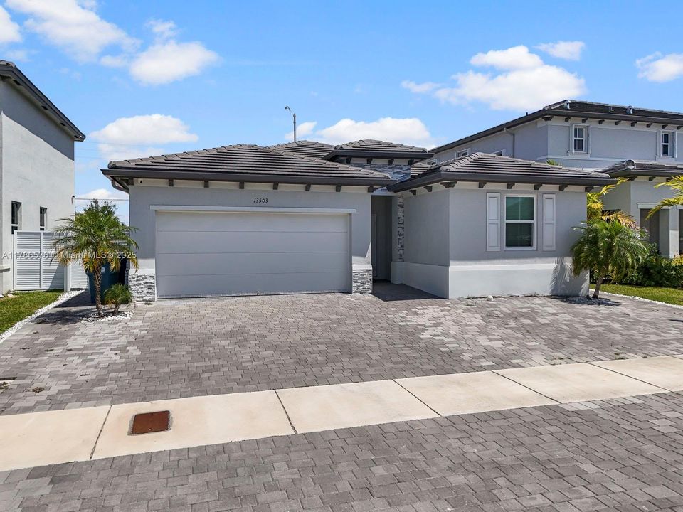 Vendido Recientemente: $670,000 (3 camas, 3 baños, 1870 Pies cuadrados)