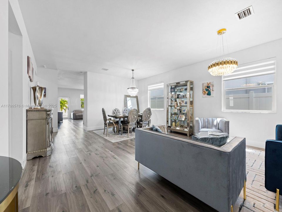 Vendido Recientemente: $670,000 (3 camas, 3 baños, 1870 Pies cuadrados)